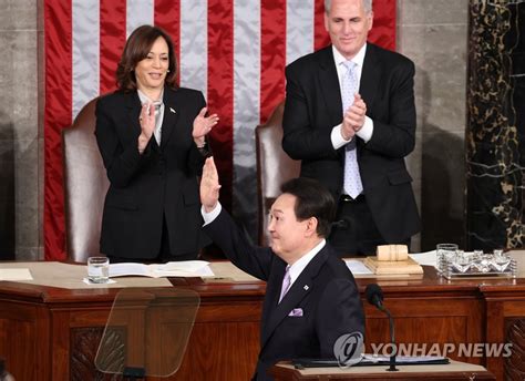 의회 연설 마치고 인사하는 윤 대통령 연합뉴스