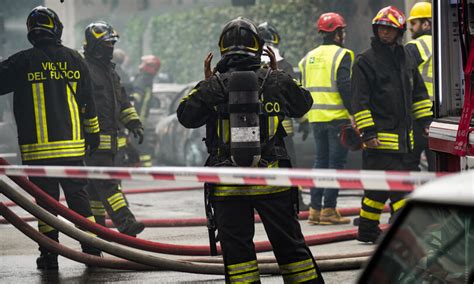 Incendio In Un Palazzo A Colli Aniene A Roma Un Morto E Tre Feriti