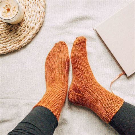 Simple Worsted Home Socks Knitting Pattern - Minimalist Socks ...