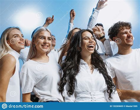 Grupo De Gente Joven Alegre Alegre Que Se Une Y Que Celebra Sobre Fondo