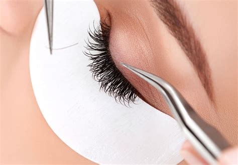 5 HÁBITOS PARA EVITAR QUE SE TE ROMPAN LAS UÑAS Lashes más