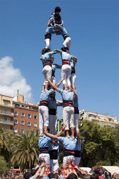 Castellers Hace Un Castell O Una Torre Humana T Pica En Catalu A Foto