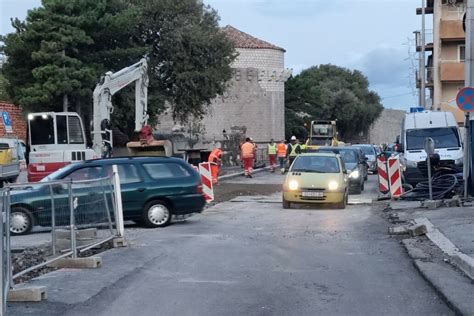 Traje Izgradnja Sustava Odvodnje I Vodovoda Radovi Na Staroj Cesti Do