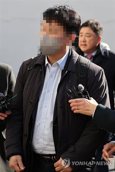 사건브로커 연루 경찰관 영장실질심사 출석 연합뉴스