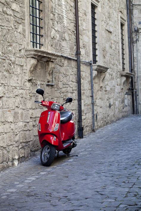 Rome Scooter De Vespa Et Un Baril De Vin Photo Stock éditorial