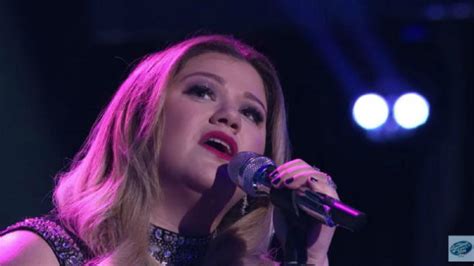 WATCH: Kelly Clarkson's performance brings 'American Idol' judges to tears