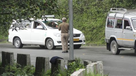 हिमाचल प्रदेश में नदी में गिरी टूरिस्ट कार ड्राइवर की मौत पर्यटक लापता Driver Killed And