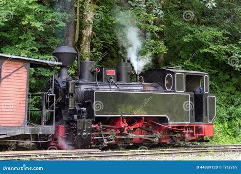 De Uitstekende Locomotief Van De Stoomtrein Zijmening Stock Foto