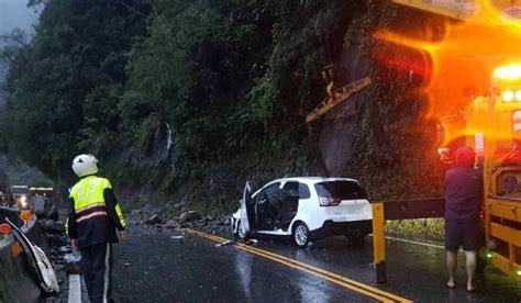 苏花公路雨后巨石翻滚而下 砸中车辆！驾驶双腿骨折送医｜壹苹新闻网