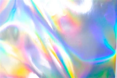 поверхность серебристой фольги, отражающая цветной радужный ...