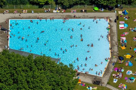 Essen Von Oben Badeg Ste Auf Den Liegewiesen Am Schwimmbecken Des