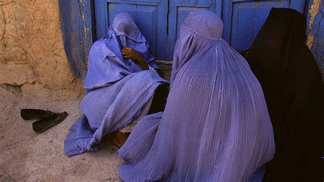 Afghanistan Women Ordered To Wear Burqa By Taliban Blaze Media