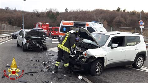 Trieste Incidente Tra Due Veicoli In Strada Di Fiume Uno Dei