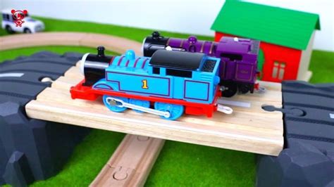 Trains for kids in the brio city - Thomas and friends train race - Toy ...