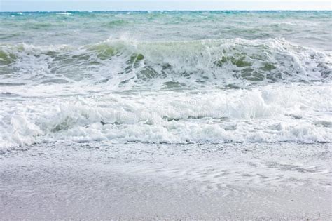 Mar Tempestuoso Y Cielo Azul Espuma Del Mar Blanco En Una Playa