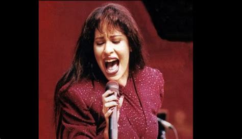 Foto inédita de Selena Quintanilla en bikini hace suspirar a los fans de la Reina del Tex Mex