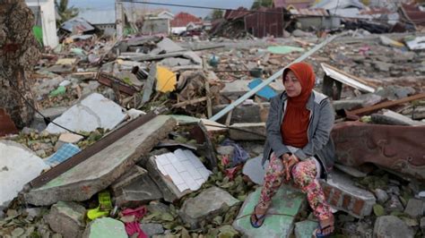 Indonesia quake-tsunami death toll tops 1,700 | CBC News