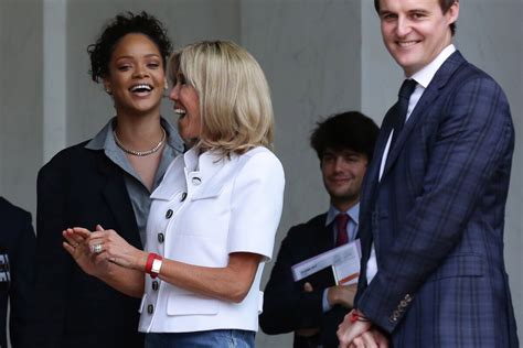 Photo Brigitte Macron Trogneux Raccompagne La Chanteuse Rihanna Sur