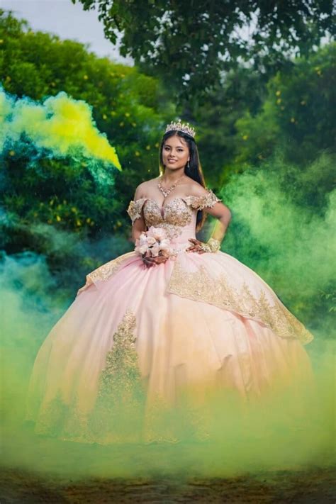 Vestido de 15 años color rosa nude con aplicaciones guipur y pedrería