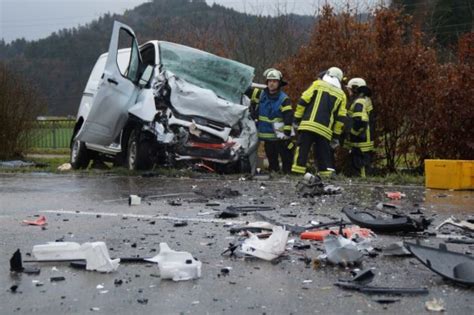 Unfall Auf B J Hriger Stirbt