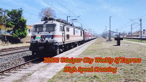 20972 Udaipur City Weekly Sf Express High Speed Crossing In Nigaura Railway Station Youtube