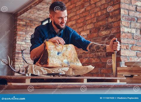 El Carnicero Profesional Sostiene Un Cuchillo Que Se Coloca Con La