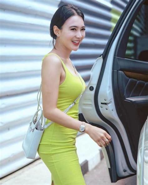 Pose Seksi Wika Salim Pamer Bodi Bikin Netizen Panas Dingin