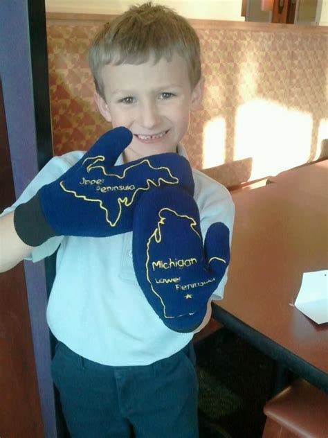 Michigan Mittens Warm Fleece Mittens With A Map Of Michigan On The