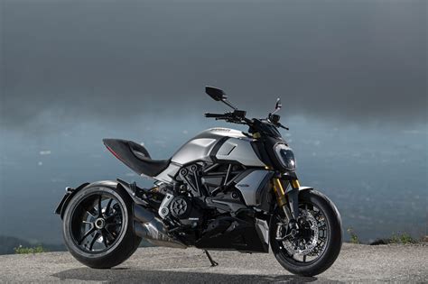 Motorrad Vergleich Ducati Diavel V4 2023 Vs Ducati Diavel 1260 2019