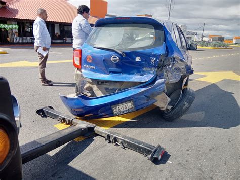 Choca Contra Otro Auto Y Se Proyecta Contra Tracto Estacionado Noticias De Querétaro