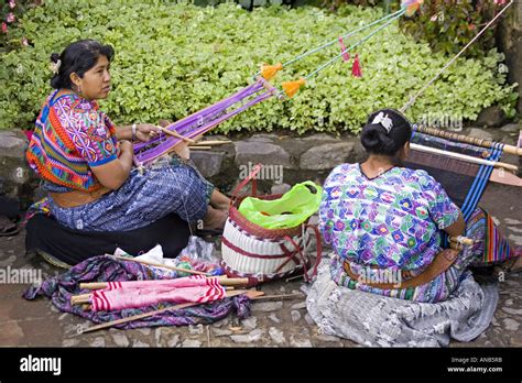 Guatemala Antigua Maya Cakchiquel De Mujer Vistiendo Huipil Tradicional