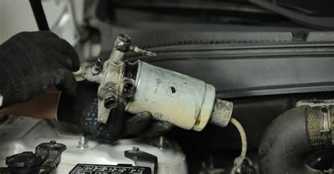 Cum să schimbați filtru combustibil la HYUNDAI i30 II Break GD