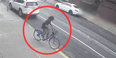 Uomo In Bicicletta Aggredisce E Ruba Un Pedone Per Strada A New York