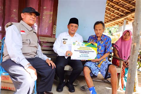 Pj Bupati Kudus Serahkan Bantuan Korban Angin Kencang Pemerintah