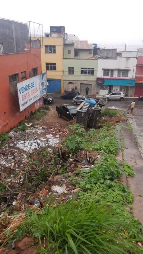 Exclusivo Veja O Momento Em Que Ca Amba Desce Ladeira E Atinge Carro E