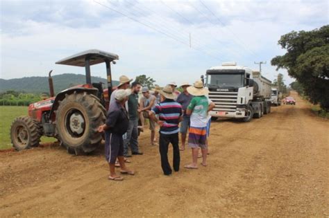 Em Maracaj Moradores Bloqueiam Passagem De Caminh Es Em Protesto