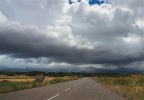 Montanhas E Campos Da Floresta Rodovi Ria Na Aldeia Grega Em Uma