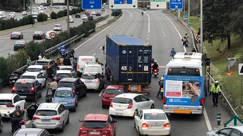 Activistas Climáticas De Futuro Vegetal Se Pegan Durante Casi Una Hora Al Asfalto De La M30 En