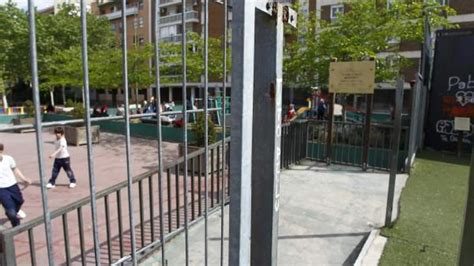 Una valla de metal cae sobre un niño de 4 años en un parque infantil