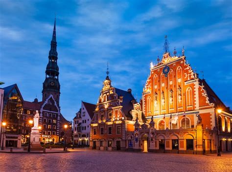 Plaza Del Ayuntamiento De Riga Casa De Las Cabezas Negras Y Estatua De