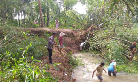 Bhabinkamtibmas Polsek Temon Turut Serta Dalam Kegiatan Kerja Bakti