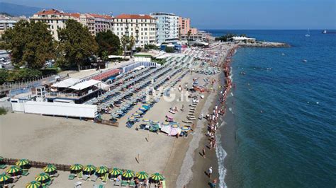 No Al Rigassificatore La Catena Umana Unisce Le Spiagge Da Savona A