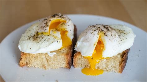 This Is The Chillest Easiest Way To Poach An Egg