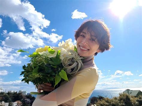 米倉涼子さんのインスタグラム写真 米倉涼子instagram「青空の下、素敵なお花をいただきました💐 I Got A