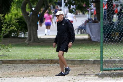 Mais Magro E Recuperado Ney Latorraca Caminha Na Lagoa No Rio Quem