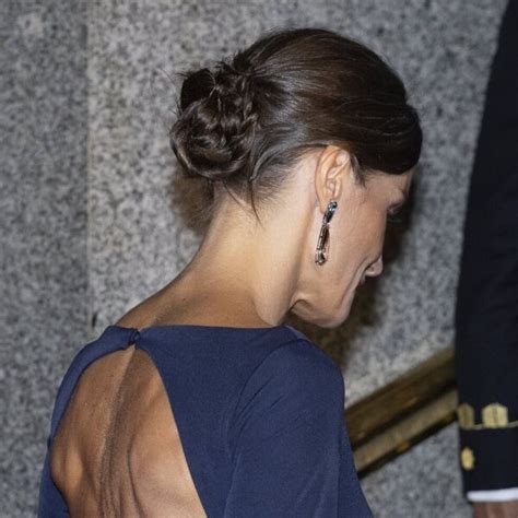 La musculada espalda de la Reina Letizia en el estreno de Aída en el