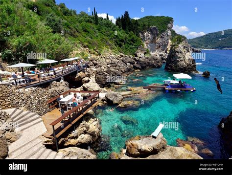 Ein Mann Ins Meer Springen La Grotta Beach Bar Paleokastritsa Korfu