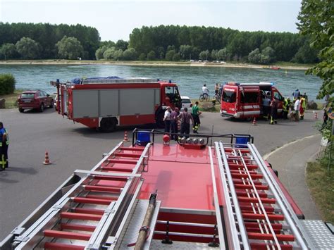 Person Im Wasser Feuerwehren Auf Und Am Rhein Im Einsatz