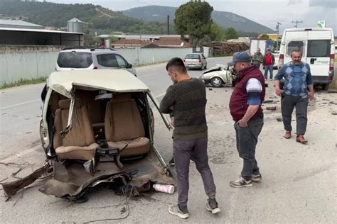 Zmirde Trafik Kazas Otomobil Ikiye B L Nd S R C Sa Kurtuldu