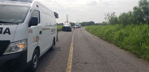 Hombre muere al volcar su vehículo en carretera a Cosamaloapan